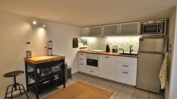 KĂŒhlschrank, Mikrowelle, Ofen, Herdplatte