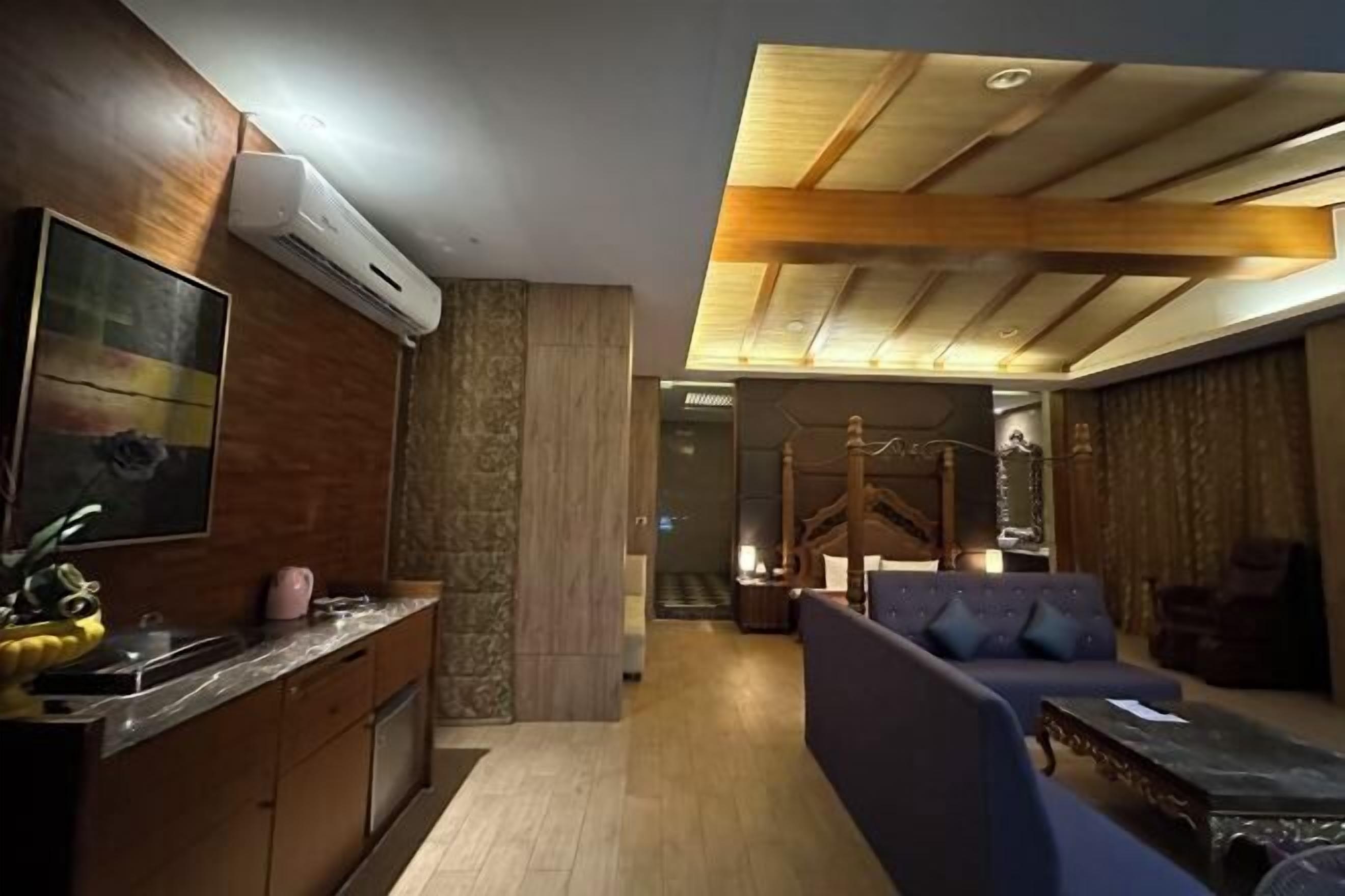 Living area | 40-inch TV with cable channels