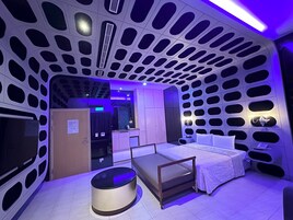 Minibar con artículos gratuitos y decoración personalizada