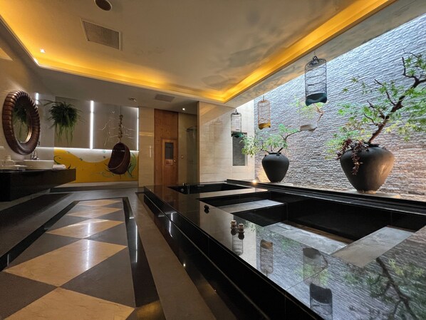 Premium Quadruple Room (KTV) | Bathroom | Separate bathtub and shower, jetted bath, rainfall showerhead - Amani SPA Boutique Motel (Toufen)