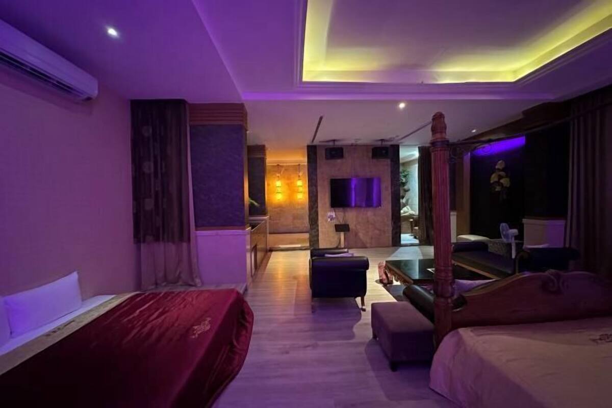 Frigobar (abastecido com itens grátis), individualmente decorados