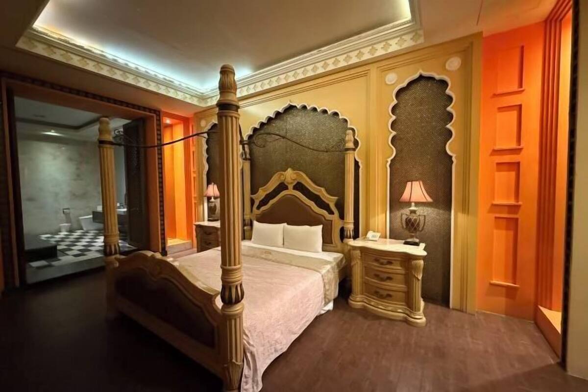 Frigobar (abastecido com itens grátis), individualmente decorados