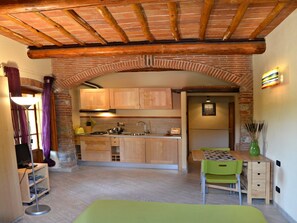Private kitchen - Libeccio studio apartment with panoramic view of the hills (Toscana)