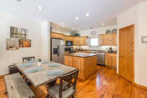 Dining - Spacious Mountain Townhome - 1 Mile to Ouray - Sleeps 8 (Ouray)