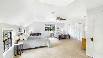 4 bedrooms, iron/ironing board, free WiFi, bed sheets