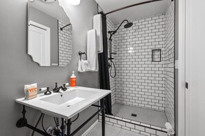 Duschwanne, kostenlose Toilettenartikel, Haartrockner, Handtücher