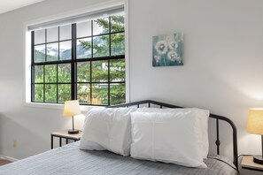 4 bedrooms, iron/ironing board, free WiFi, bed sheets - Spacious Historic Home - Sleeps 12 - Pet Friendly-upstairs AC! (Ouray)