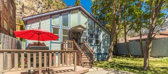 Cozy Downtown Pet Friendly Home with Fiber Internet! Fenced Outdoor Area!