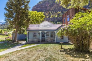 Exterior - Cozy Downtown Pet Friendly Home with Fiber Internet! Fenced Outdoor Area! (Ouray)