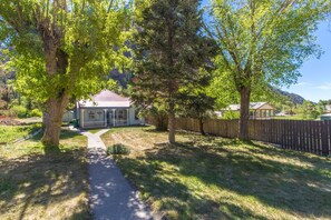 Property grounds - Cozy Downtown Pet Friendly Home with Fiber Internet! Fenced Outdoor Area! (Ouray)