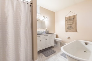 Bathtub, free toiletries