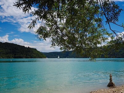 BETWEEN LAKES AND MOUNTAINS - DETACHED HOUSE AIR-CONDITIONED 3-BEDROOM WITH ENCLOSED GROUNDS