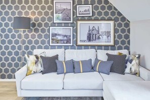 Smart TV, offices - Host & Stay | Lightkeeper's Cottage (Whitby)