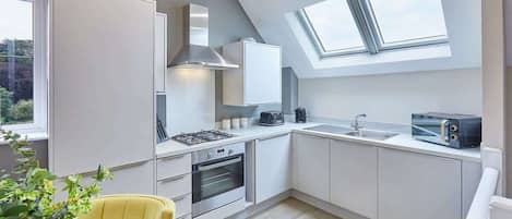 Frigorifero, microonde, forno, piano cottura