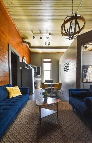 Starlet: Historic Downtown Bryan/King Beds