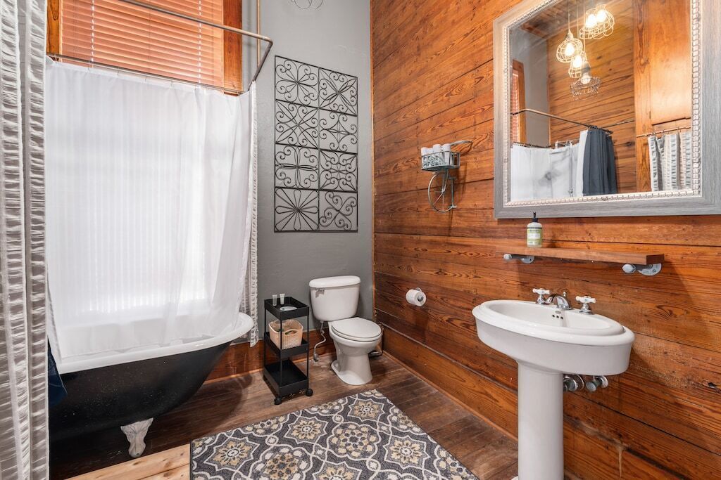 Combined shower/bathtub, hair dryer, towels