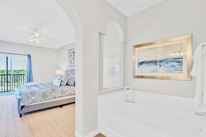 3 bedrooms, iron/ironing board, WiFi, bed sheets - Beautiful Condo w Outdoor Pool and Sauna (Winter Garden)
