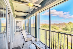 Property grounds - Beautiful Condo w Outdoor Pool and Sauna (Winter Garden)