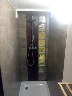 Douche, sĂšche-cheveux, serviettes fournies, savon