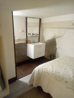 1 chambre, fer et planche Ă repasser, Wi-Fi gratuit, draps fournis