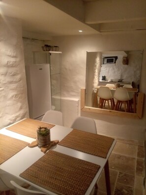 Dining - "LE Temps Suspendu"studio de Charme3,filet de Détente Suspendu (Malaucène)