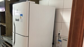 A kitchen with a white refrigerator, a stove, and a sink. - Apartment in Ponta Verde, 3 blocks from the beach. (AL)