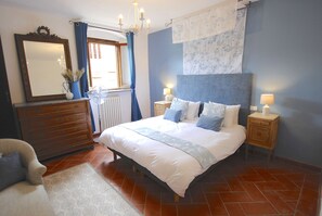5 bedrooms, desk, iron/ironing board, travel cot