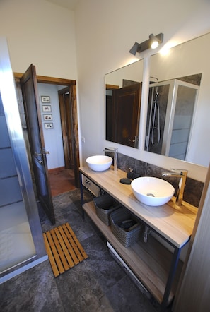 Ensemble douche/baignoire, sèche-cheveux, bidet, serviettes fournies