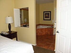 2 dormitorios, caja fuerte, escritorio y tabla de planchar con plancha