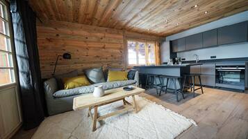 Una Smart TV, una chimenea