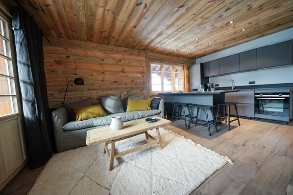 Smart TV y chimenea 
