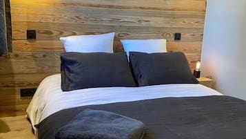 2 dormitorios, tabla de planchar con plancha, cuna de viaje