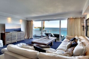 Smart-TV, DVD-Player, Bücher, Stereoanlage