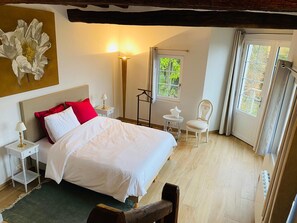 3 bedrooms, travel crib, free WiFi, bed sheets