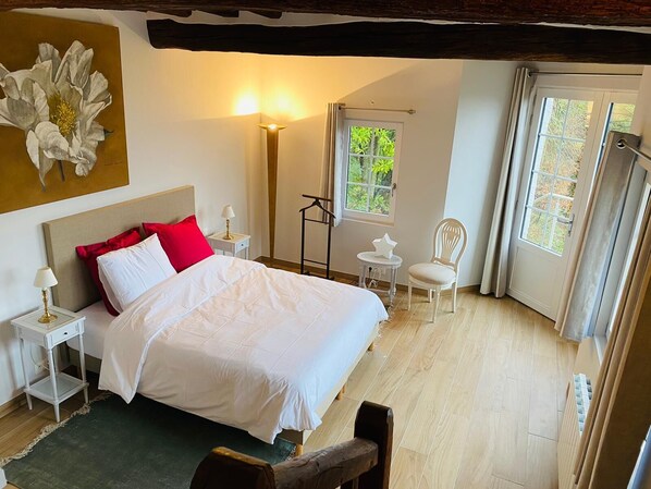 3 bedrooms, travel cot, free WiFi, bed sheets