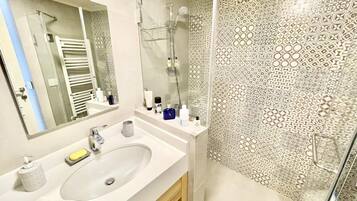 Classic Room | Bathroom | Shower