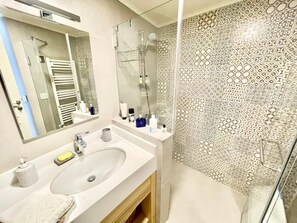 Classic Room | Bathroom | Shower - Broummana House (Broumana)