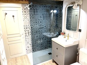 Shower, hair dryer, towels, soap - LE CAFÉ SALON bei der Weinstraße 20Min von Straßburg. (Rangen)