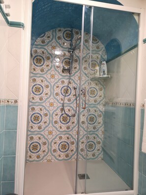 Dusche, Haartrockner, Bidet, Handtücher