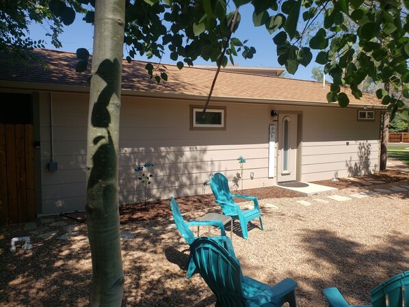 Property grounds - The POOL HOUSE, Fire and Water, YOUR Oasis awaits! (Grand Junction)