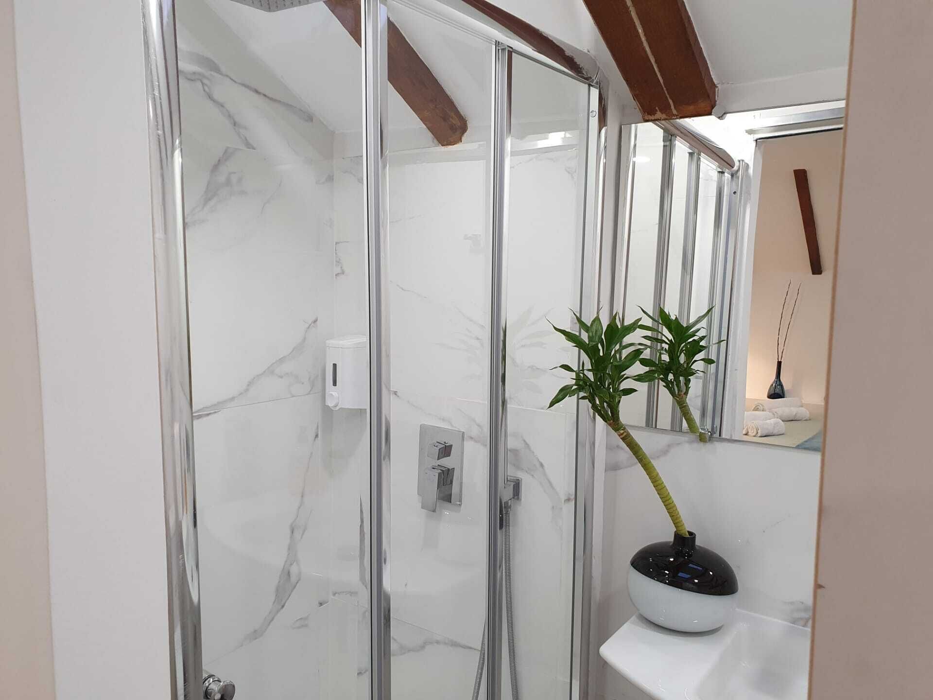 Een douche, een haardroger, handdoeken, toiletpapier