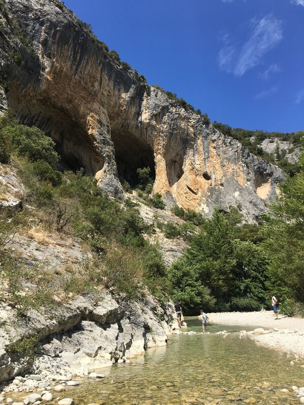 Chaises longues, serviettes de plage
