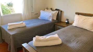 4 slaapkamers, een bureau, een strijkplank/strijkijzer, reisbedje