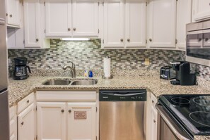 Køleskab, mikrobølgeovn, ovn, kogeplade