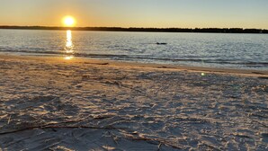 A beach with the sun setting over the water, creating a calm and serene atmosphere. - 3 Min Walk to Beach & Marina-Free Bikes/Pool/Tennis (Hilton Head Island)