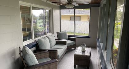 Lake Minneola Sunset Cottage - Lakefront Home - Sun Water Florida!