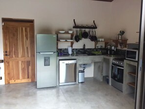 Lave-vaisselle, batterie de cuisine, vaisselle et ustensiles