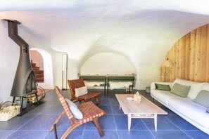 Eldstad, böcker och kontor