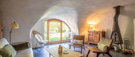 Cheminée, livres, espaces bureaux