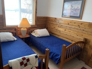 2 bedrooms, iron/ironing board, WiFi, bed sheets - Snowmobilers, Hunters, and Adventurers…Welcome! (Florence)